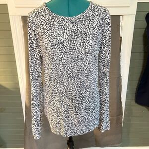 Jones New York Women's Navy and White Patterned Knit Top Small